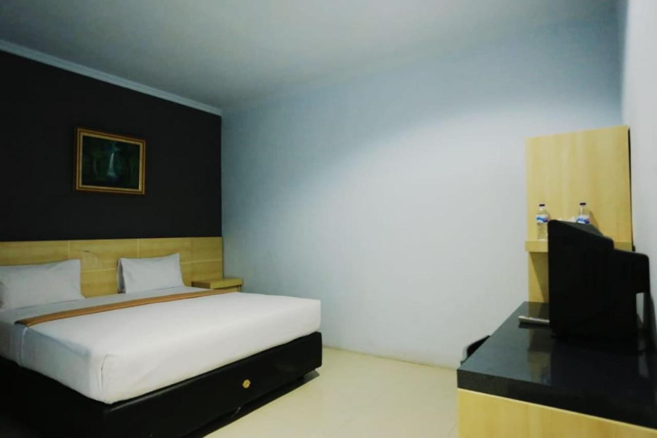 Urbanview Hotel Mulia Indah Palopo Kültér fotó