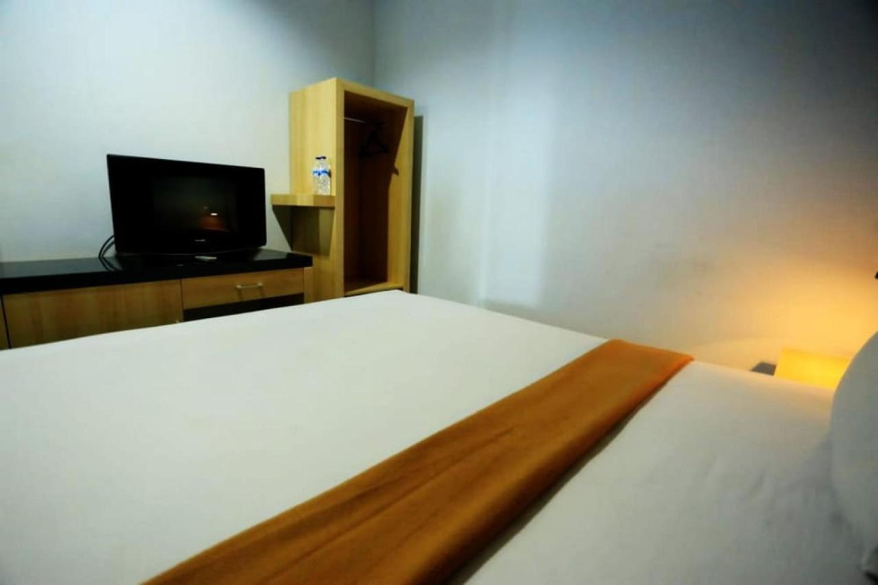 Urbanview Hotel Mulia Indah Palopo Kültér fotó