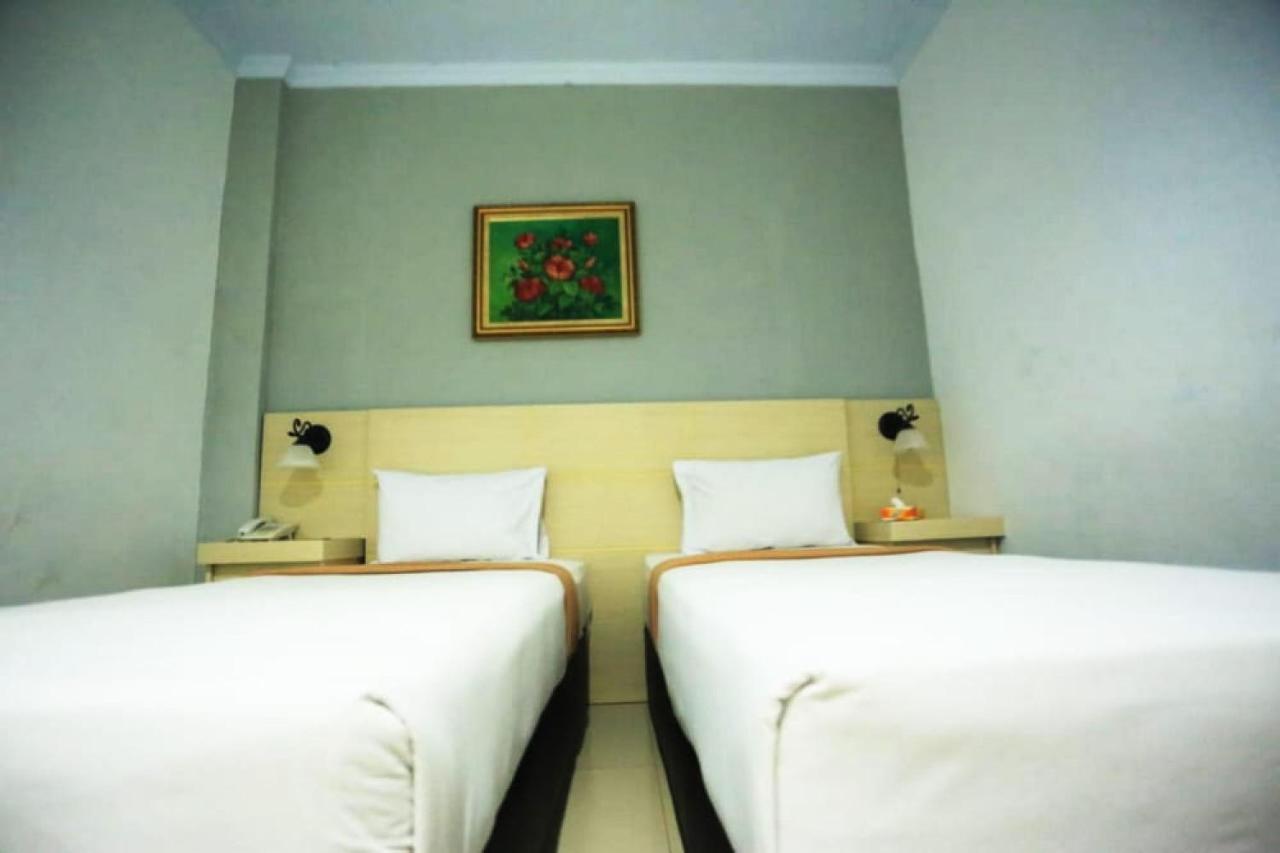 Urbanview Hotel Mulia Indah Palopo Kültér fotó