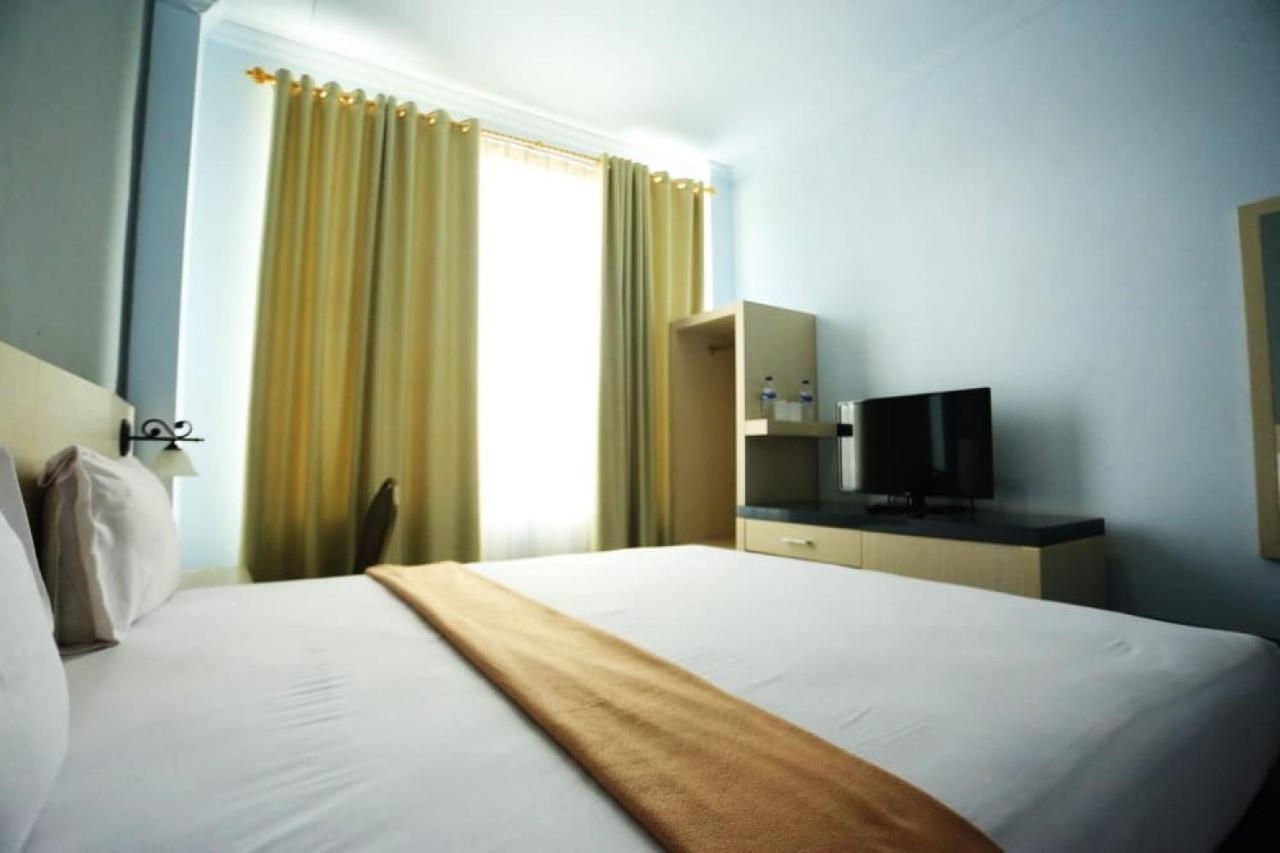 Urbanview Hotel Mulia Indah Palopo Kültér fotó