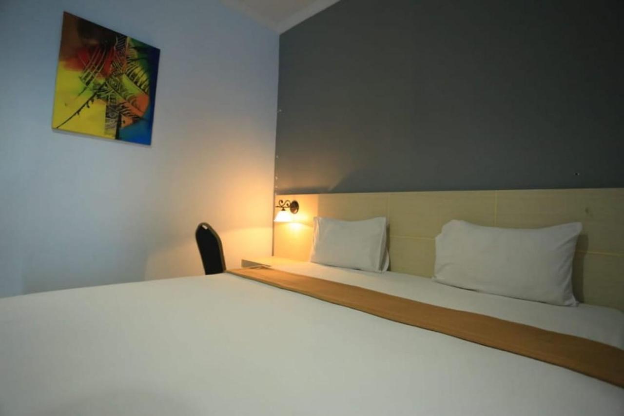 Urbanview Hotel Mulia Indah Palopo Kültér fotó