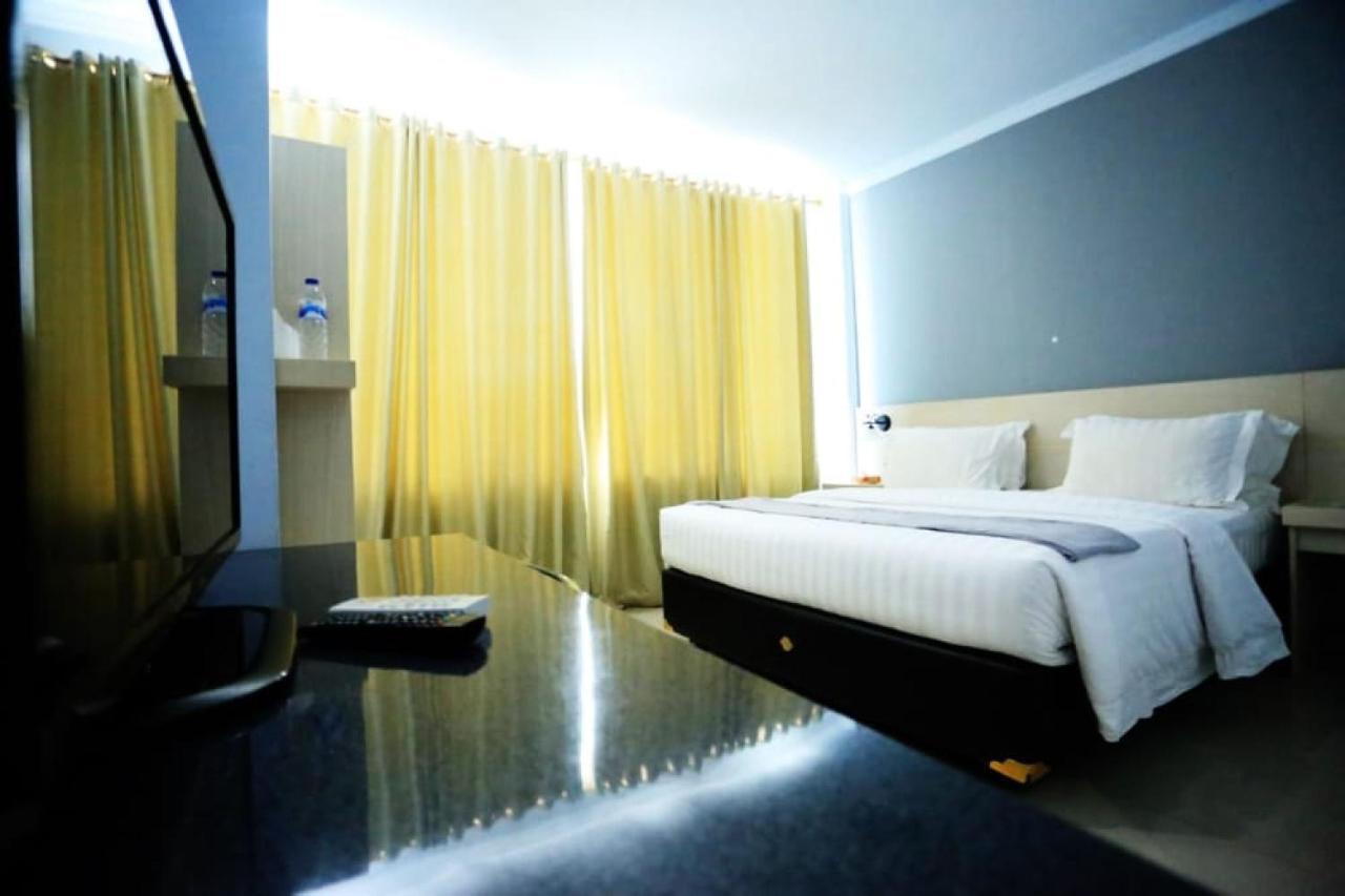 Urbanview Hotel Mulia Indah Palopo Kültér fotó