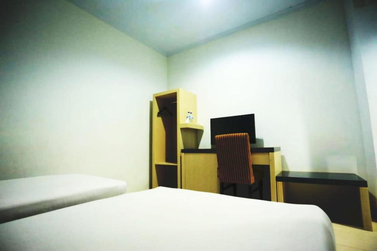 Urbanview Hotel Mulia Indah Palopo Kültér fotó