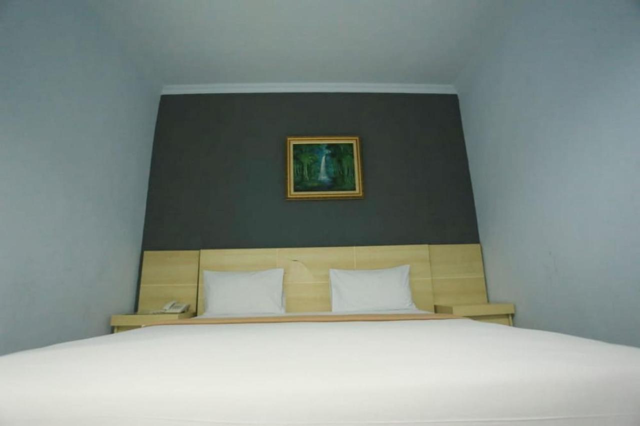 Urbanview Hotel Mulia Indah Palopo Kültér fotó