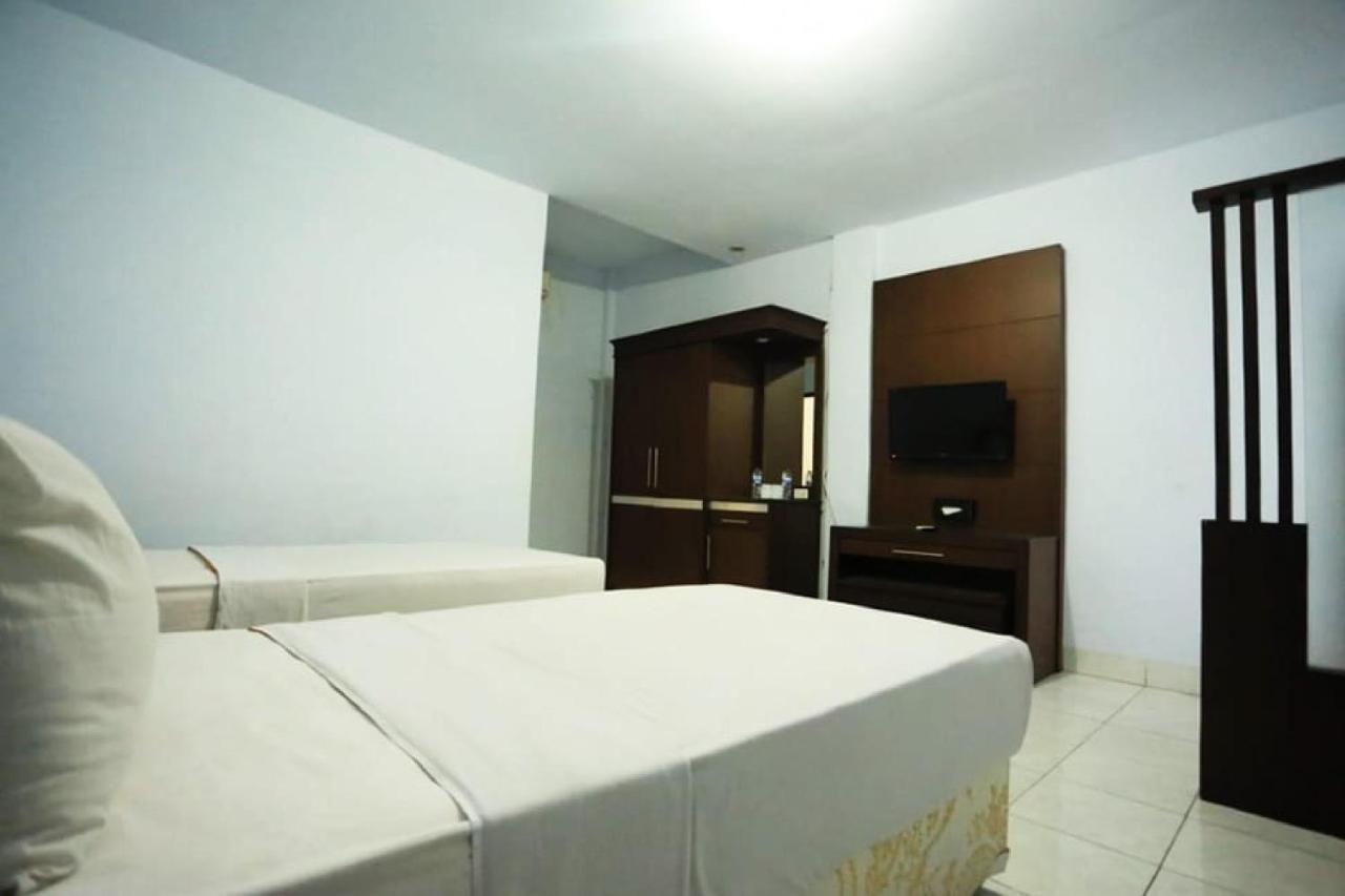 Urbanview Hotel Mulia Indah Palopo Kültér fotó