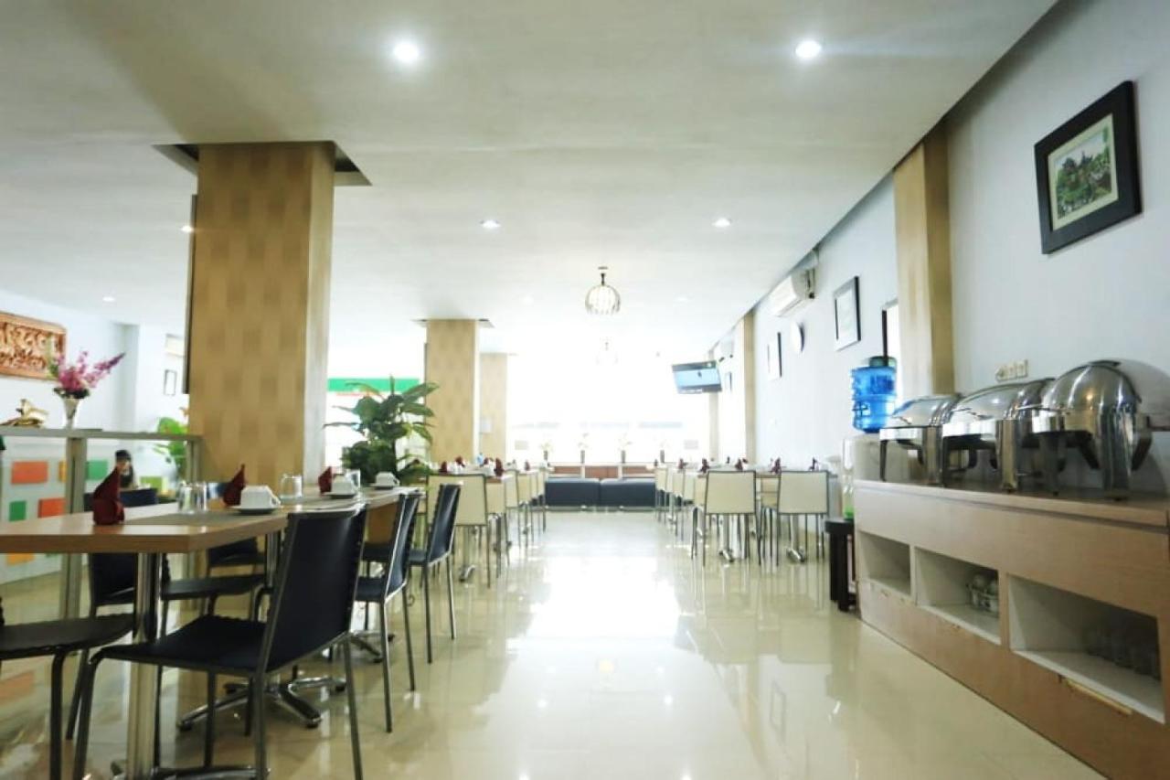 Urbanview Hotel Mulia Indah Palopo Kültér fotó
