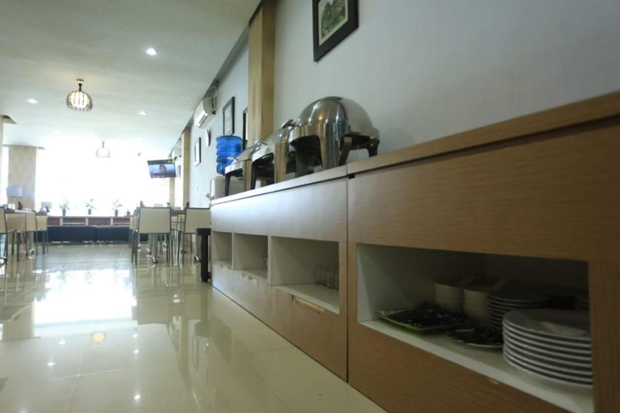 Urbanview Hotel Mulia Indah Palopo Kültér fotó