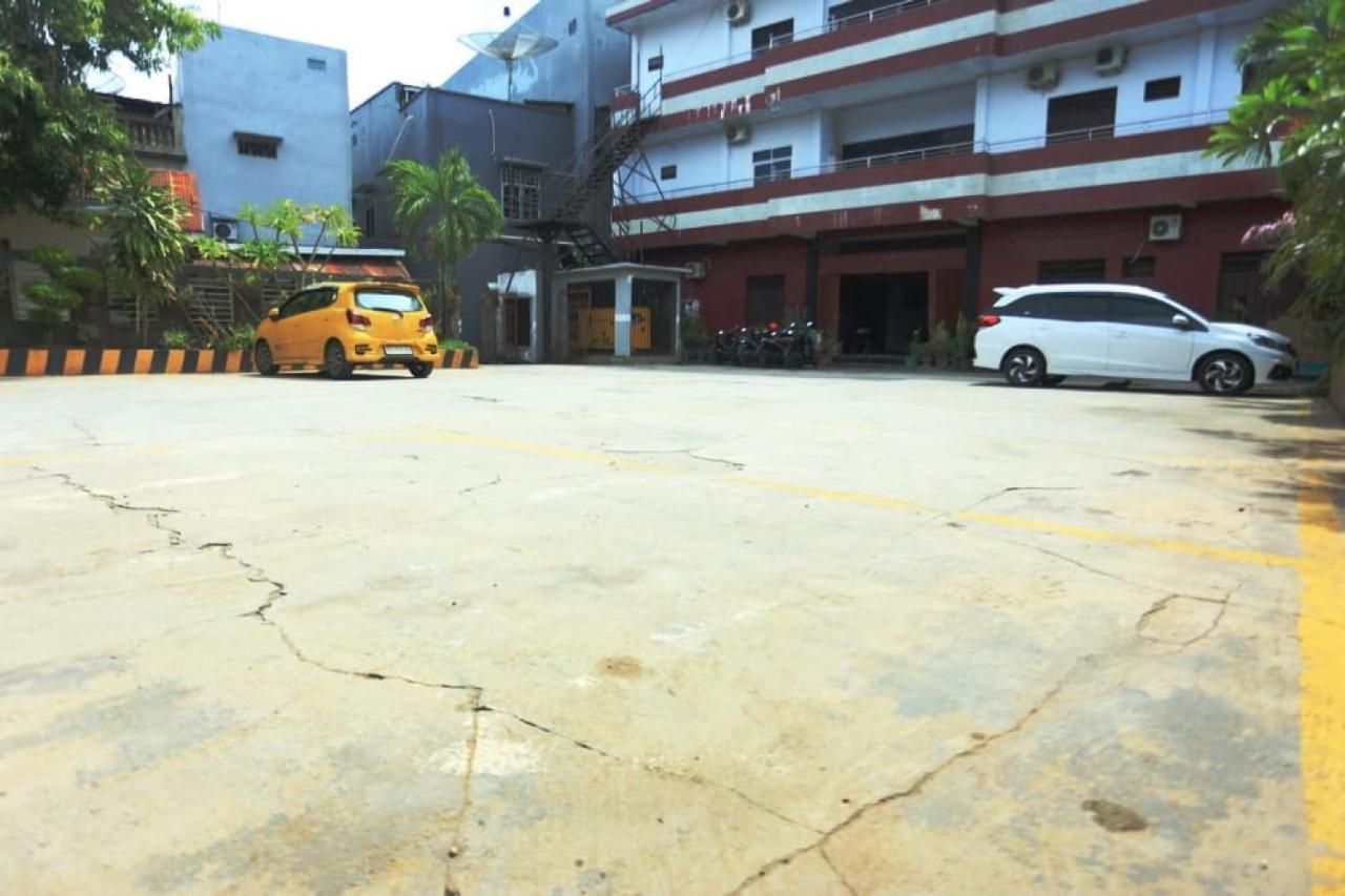 Urbanview Hotel Mulia Indah Palopo Kültér fotó