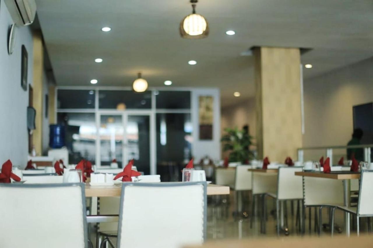 Urbanview Hotel Mulia Indah Palopo Kültér fotó