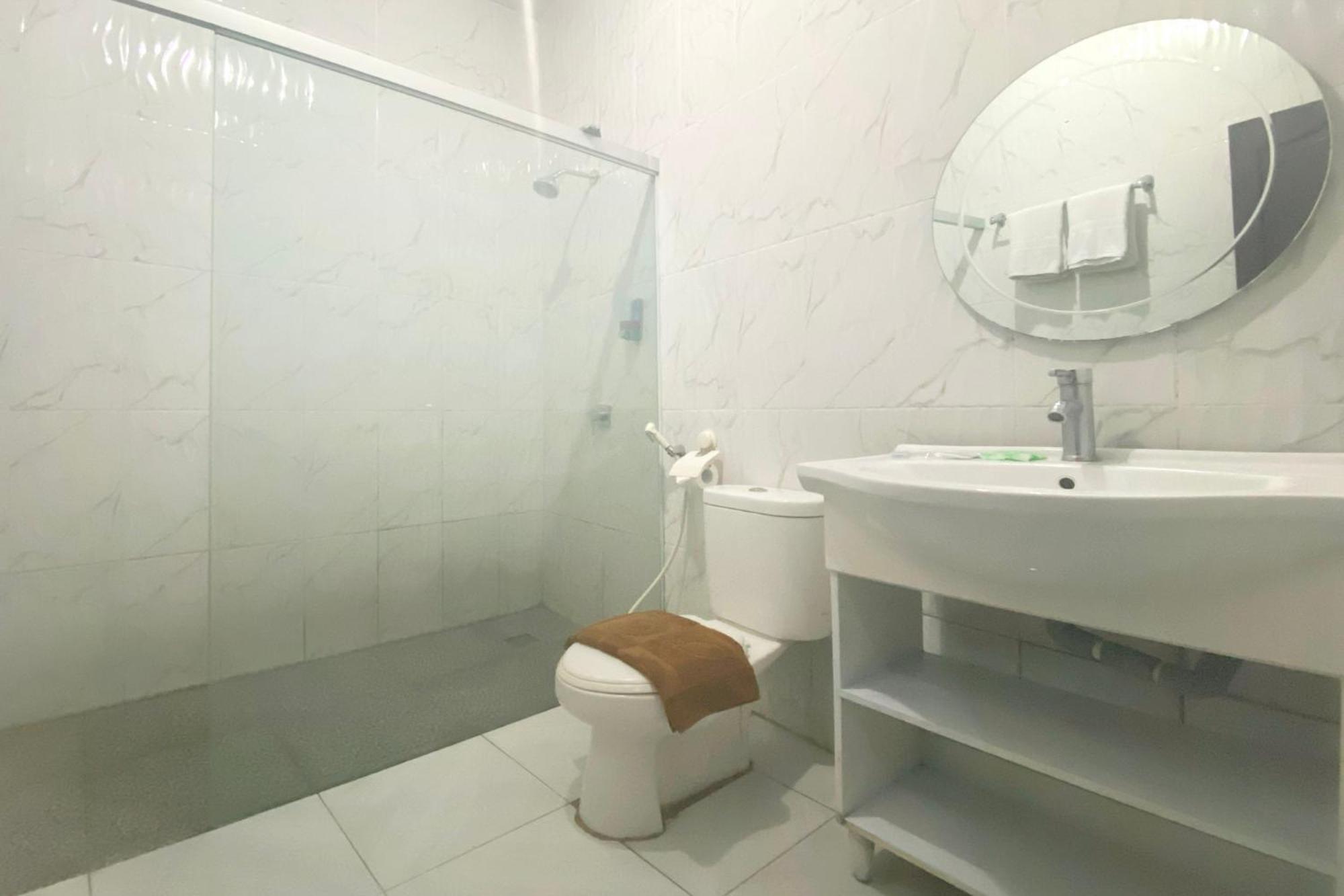 Urbanview Hotel Mulia Indah Palopo Kültér fotó